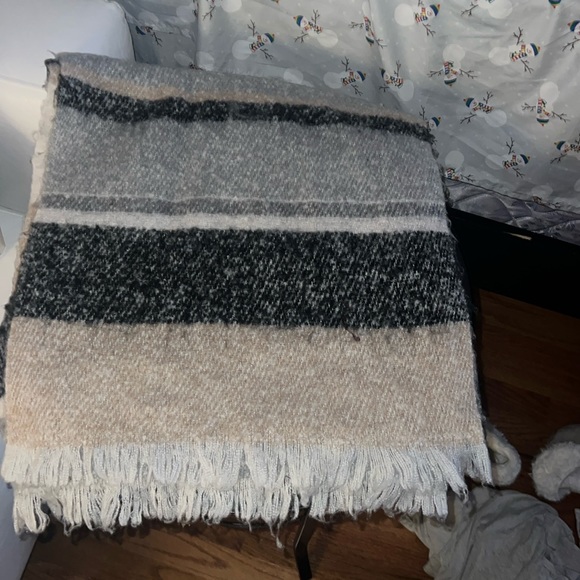 Large scarf - Picture 1 of 1
